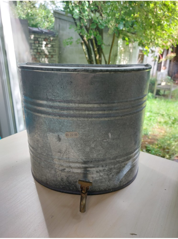 Fontaine en acier galvanisé avec robinet